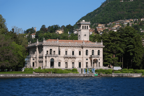 casa di lusso con vista sul lago
