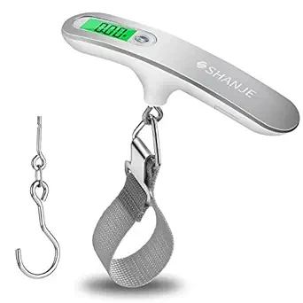 Bilancia digitale per bagagli Shanje con manico argentato a forma di T, schermo LCD a retroilluminazione verde e cinghia con gancio in metallo per la pesatura.