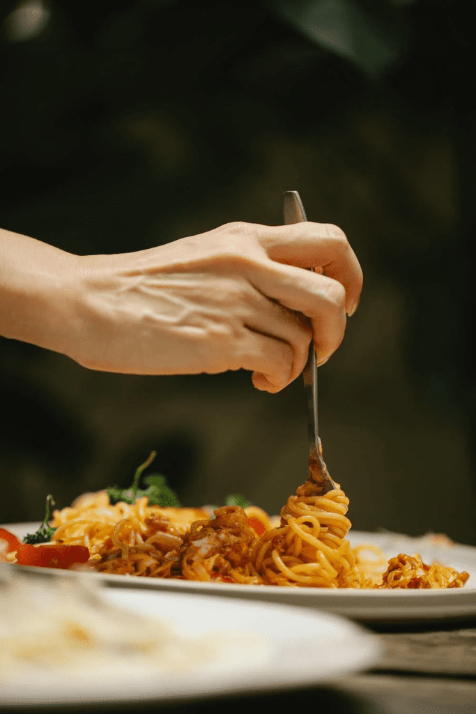 arrotola la pasta con la forchetta