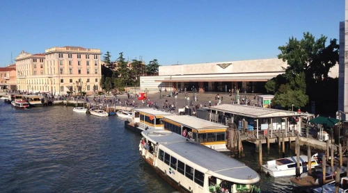 canali scintillanti, dove le gondole scivolano silenziosamente sotto antichi ponti e dove ogni svolta rivela un nuovo capolavoro di architettura.