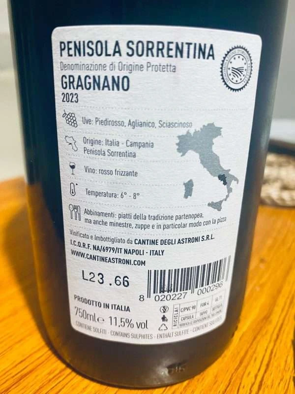 Retroetichetta di una bottiglia di vino Gragnano della Penisola Sorrentina, annata 2023.