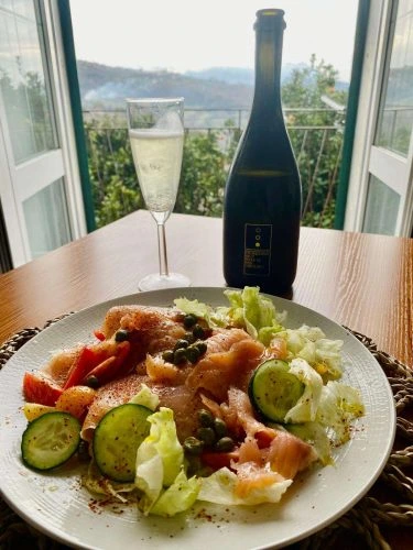 insalata di salmone con vino
