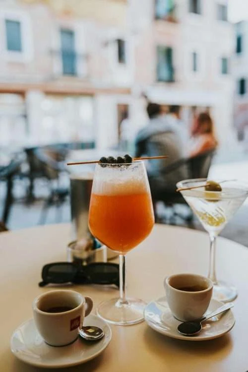 un paio di drink sul tavolo