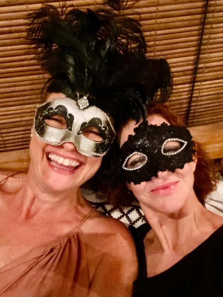 due donne che indossano una maschera da festival