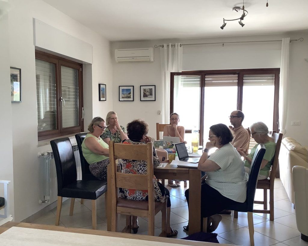 7 persone stanno discutendo