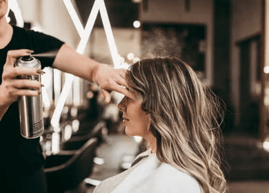 capelli di una donna che viene spruzzata