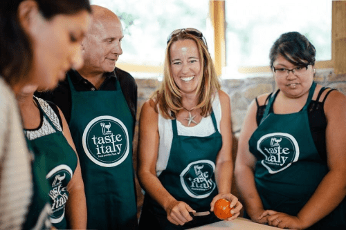 hanno fatto il corso di cucina indossando il grembiule