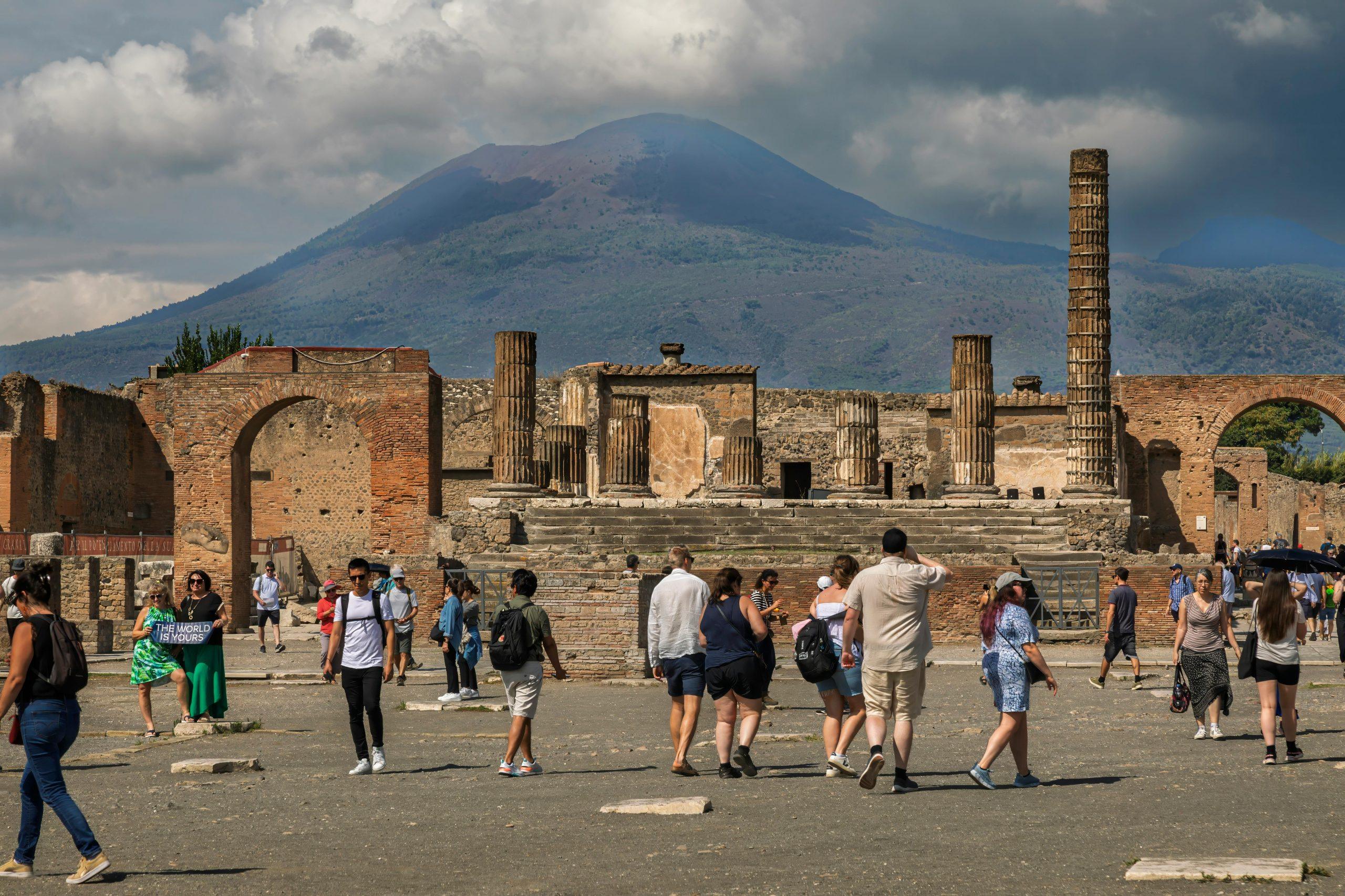 pompeii with a lot of tourists
