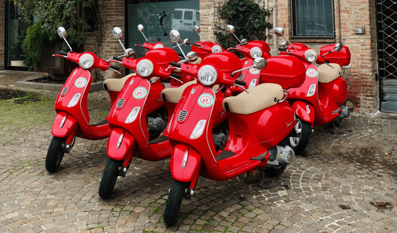 7 red vespas