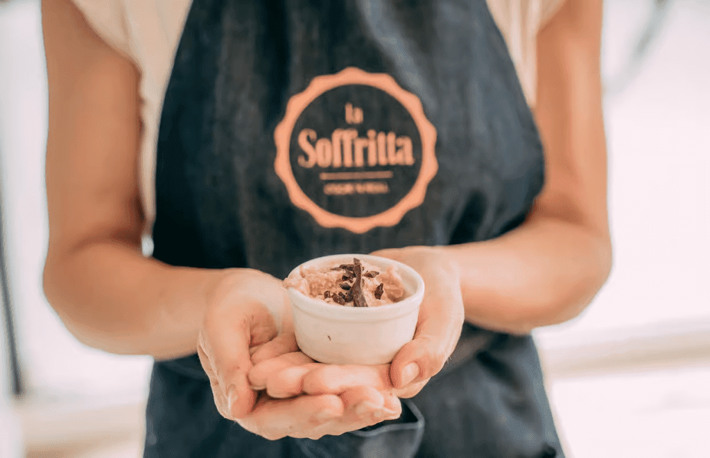persona che tiene in mano un gelato